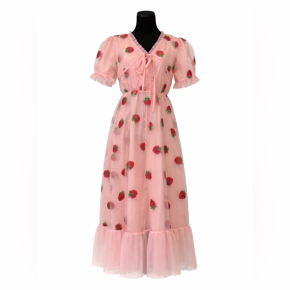 🍓🌷 Cottagecore 🍓 Pink tulle + sparkly strawberries = instant magic.